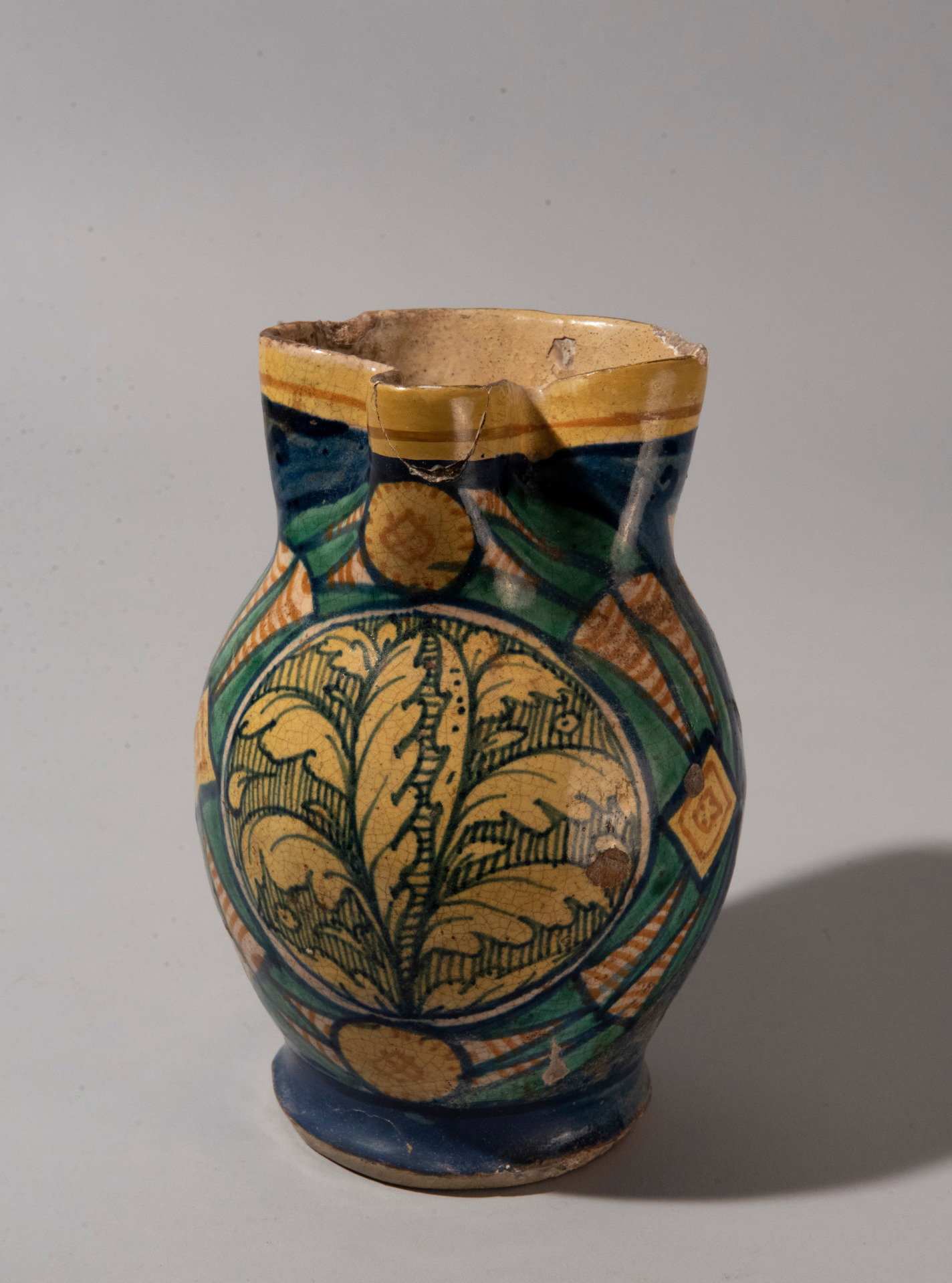 Faenza, XVI Secolo, Brocca con decoro vegetale, maiolica policroma
